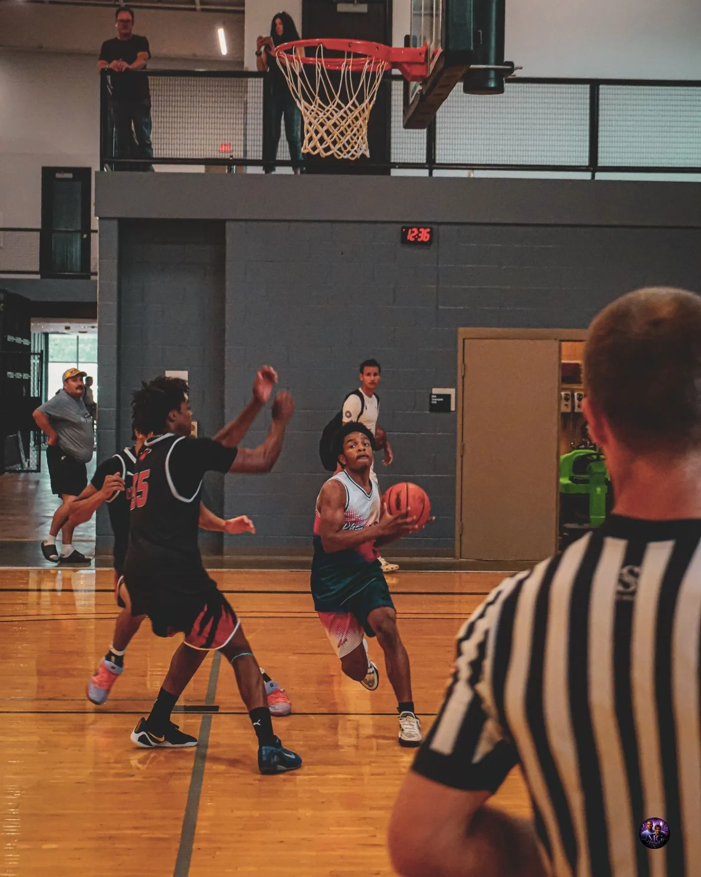 Phenom Elite player drives to the basket under pressure